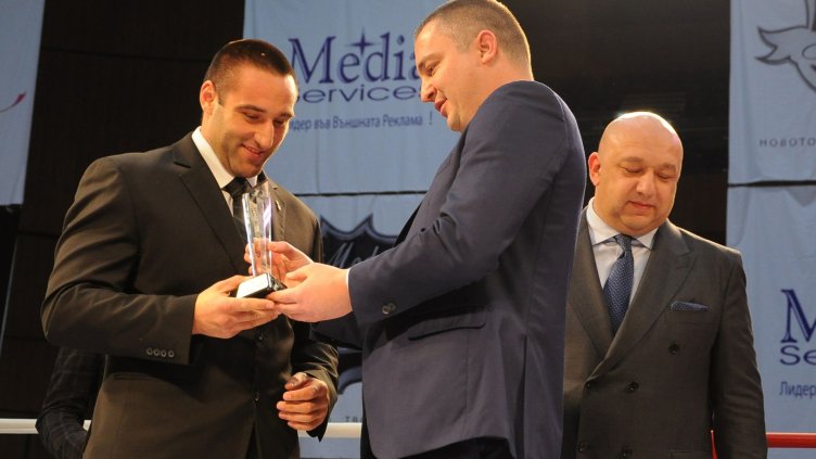 ЗАХАРИ ДАМЯНОВ получава приза си за №1 на Варна от кмета Иван Портих в присъствието на спортния министър Красен Кралев. Снимки ПЛАМЕН ГУТИНОВ