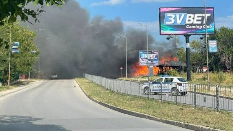 Горят останалите бараки на "цирковата площадка" във Варна (СНИМКИ)