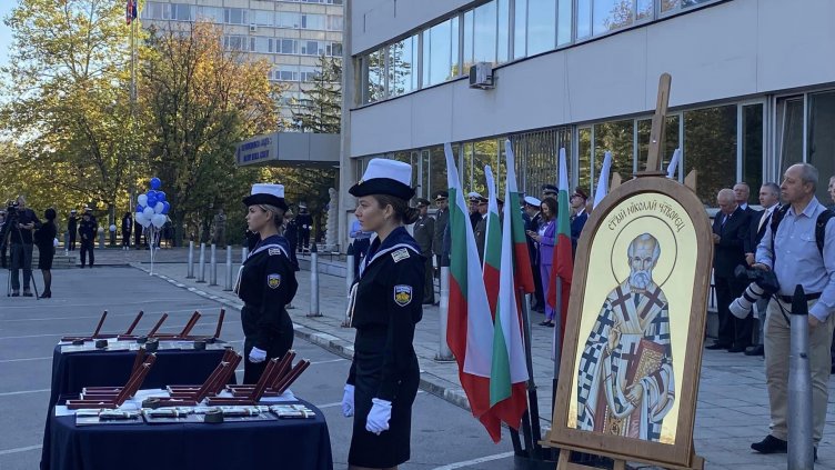 17 военни лекари получиха първо офицерско звание (СНИМКИ)