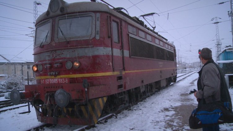 Пътнически влак дерайлира заради паднала скала на релсите