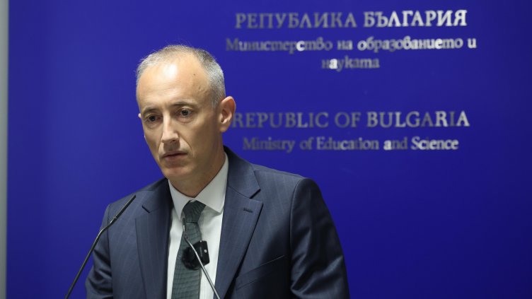 Образователният министър: Свещеници няма да влизат в ученическите стаи