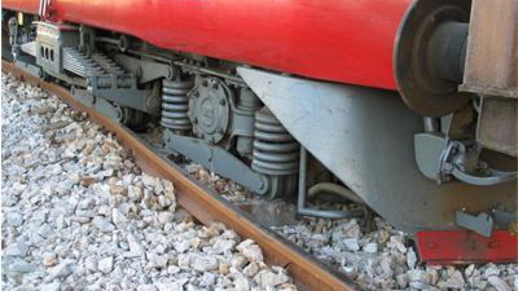 Скали се стовариха върху влак край Мездра