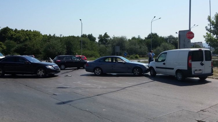 Верижна катастрофа затруднява движението по варненски булевард