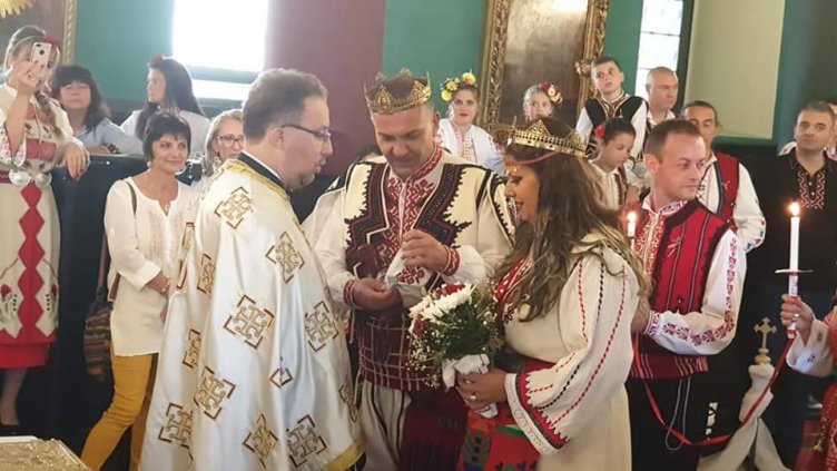 Сватба с български носии вдигнаха във Варна