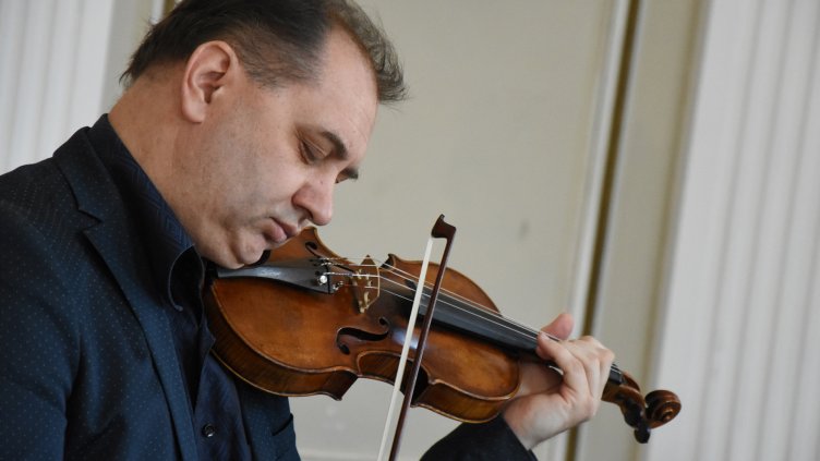 Цигулка от 16 век свири във Варна (СНИМКИ)