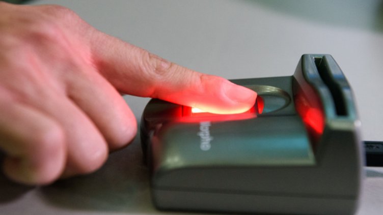 Половината болници с машинки за пръстов отпечатък 