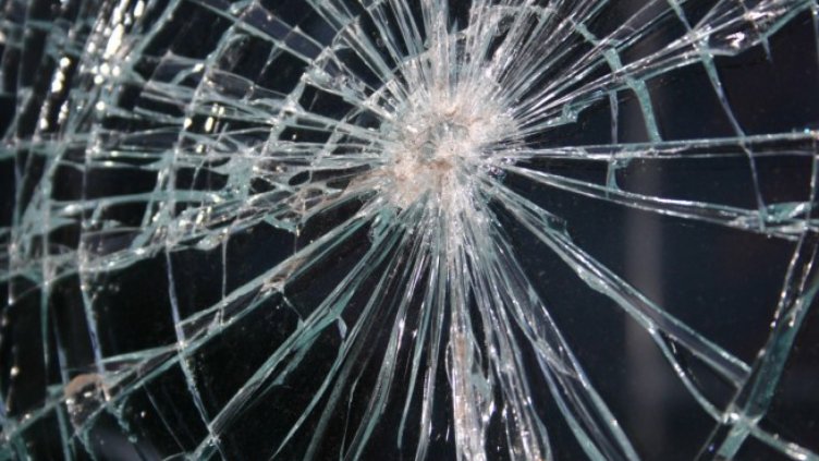 18-годишен удари кола, пълна с непълнолетни