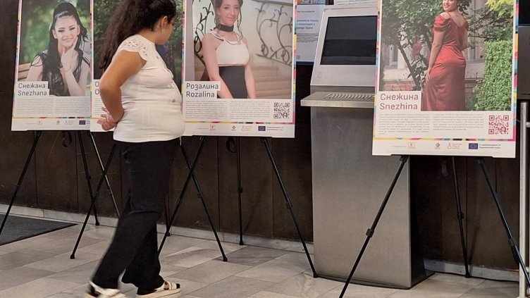 Във Варна откриха фотоизложба „ПроменениТЕ“, посветена на приемната грижа