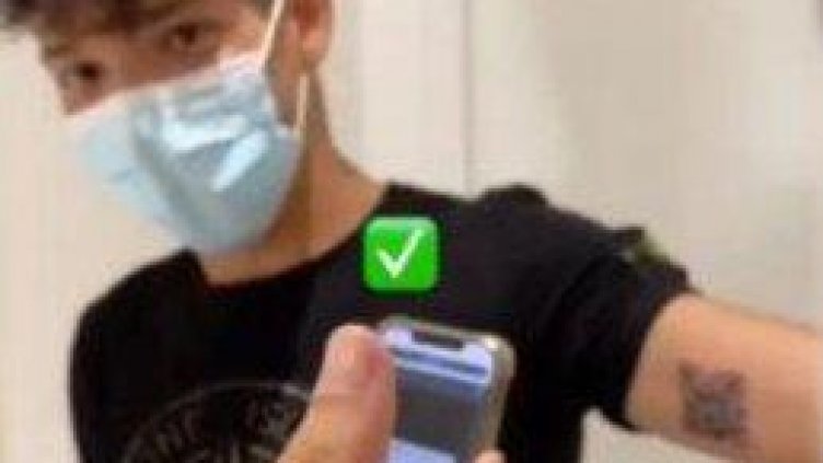 Чип ли? Младеж си татуира QR кода от ваксината