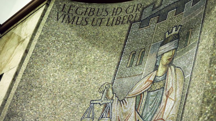 Съдът във Варна потвърди: Арест за мъжа, минал с мотор през краката на полицай