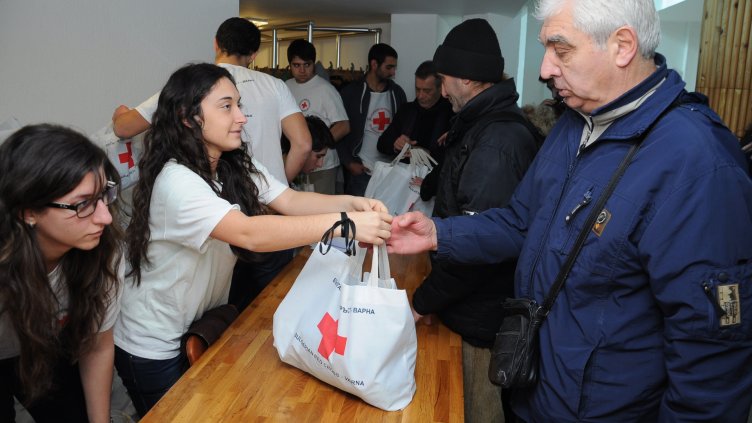 „ЗАЕДНО  ЗА  КОЛЕДА” стопли сърцата на много възрастни и самотни хора (ВИДЕО)