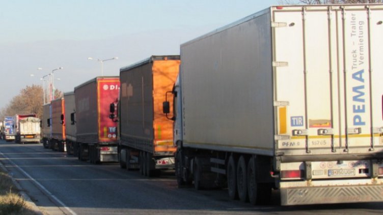 Тираджии с дни наред висят в Турция. Без тоалетни, дежурят – бдят за бежанци