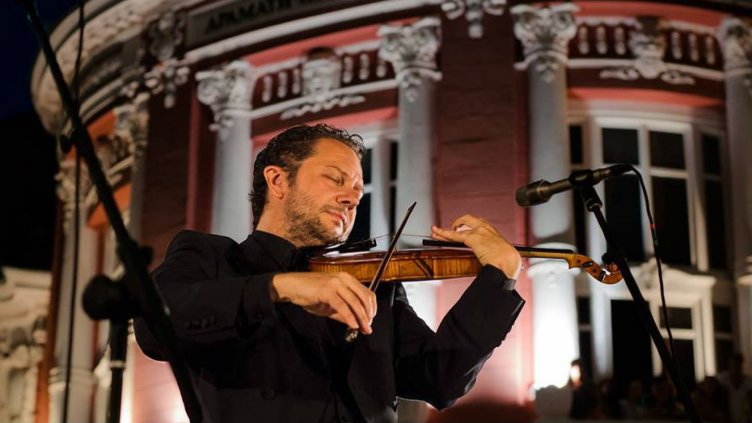 Концерт край фонтана с маестро Мартин Пантелеев в "Споделени представления" на варненската опера