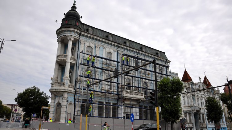 Започна ремонтът на Военноморския клуб (СНИМКИ)