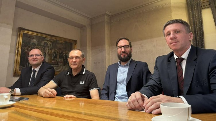 Божков прибра отцепниците от "Възраждане"