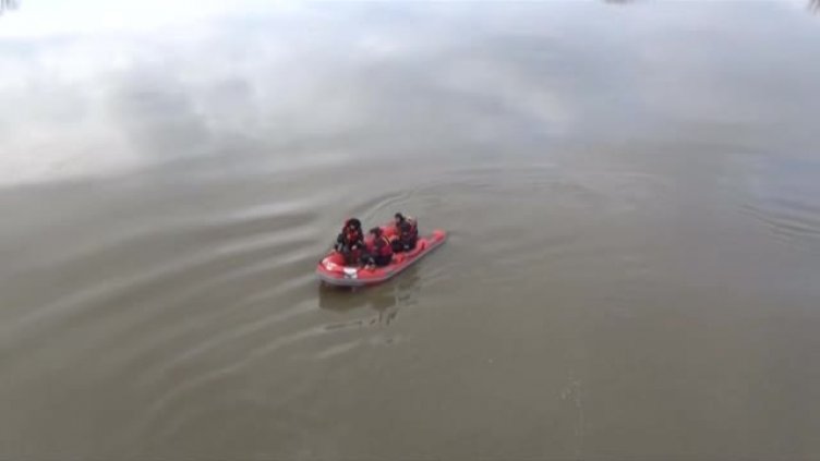 Турски чиновници избягаха с надуваема лодка в Гърция