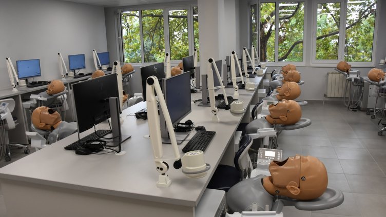 В МУ - Варна, oбучават зъболекари със симулатори (СНИМКИ)