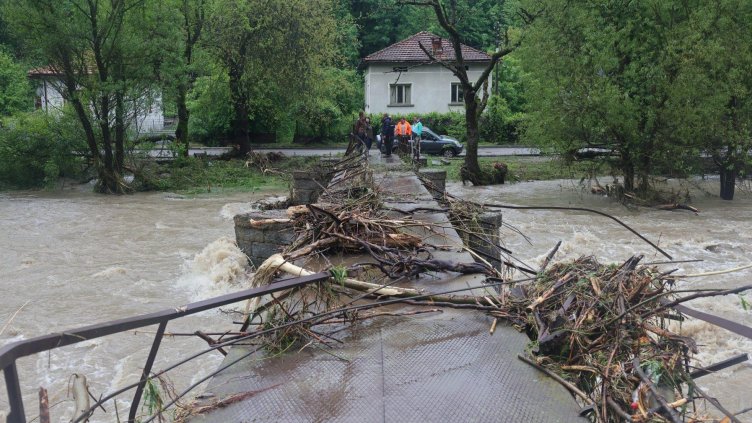 Пожарникари, полицаи и водолази спасиха 17-годишен край Търново
