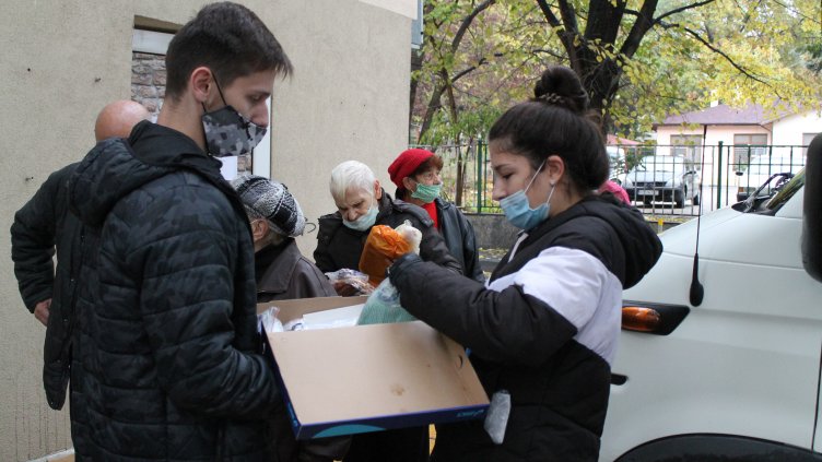 Ученици от Варна дариха 1400 предпазни маски