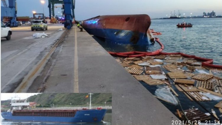 Товарен кораб се преобърна на пристанище в Испания