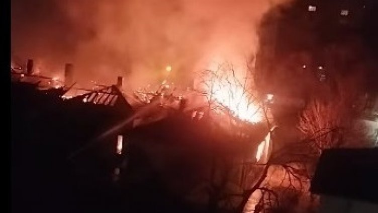 Пожар в бившето помощно училище "Братя Миладинови" във Варна (ВИДЕО)