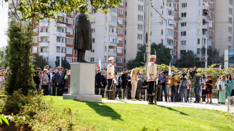 Откриха паметник на ген. Владимир Вазов