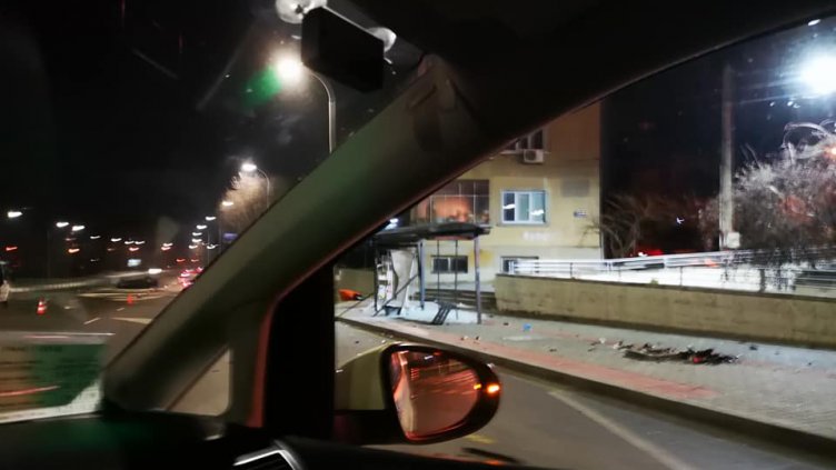 Кола се вряза в спирка във Варна (СНИМКИ)