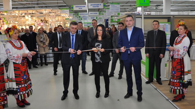 Министърът на регионалното развитие и благоустройството Лиляна Павлова, кметът Иван Портних и председателят на борда на директорите на „Видеолукс Холдинг“ Тодор Белчев прерязаха лентата на новия хипермаркет „Практикер“ във Варна. Снимка ПЛАМЕН ГУТИНОВ