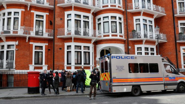 Арестуваха основателя на "Уикилийкс" Джулиан Асандж