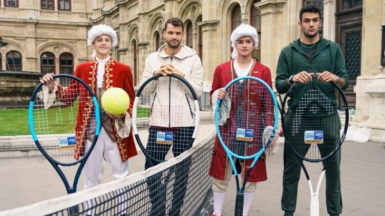 Григор Димитров игра тенис пред Виенската опера  