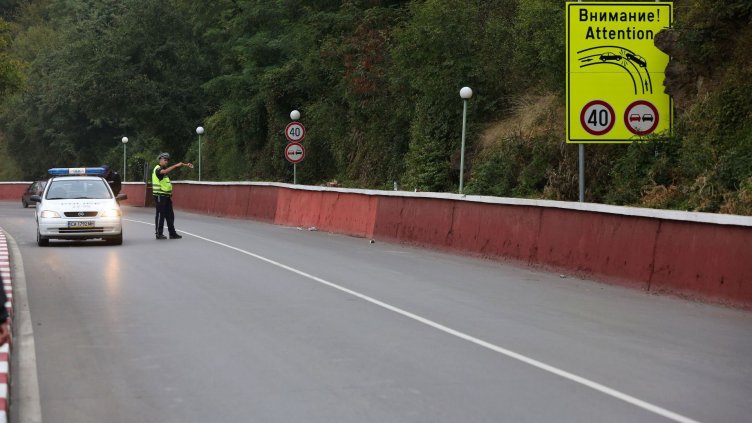 48 капана, като завоя край Своге, ни дебнат из България