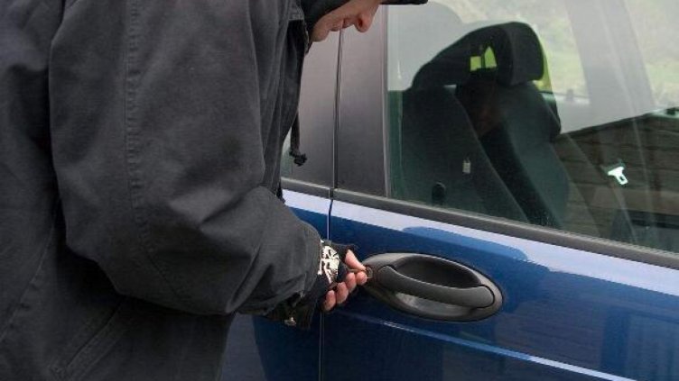 Тийнейджър претараши кола в центъра на Варна