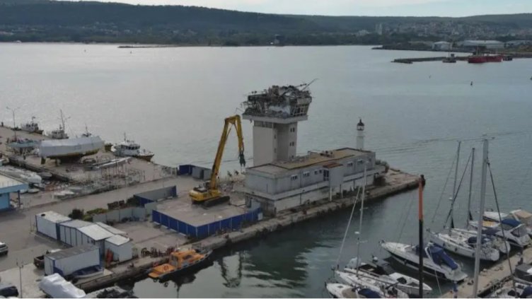 Събарят Рейдовата кула във Варна (СНИМКИ)