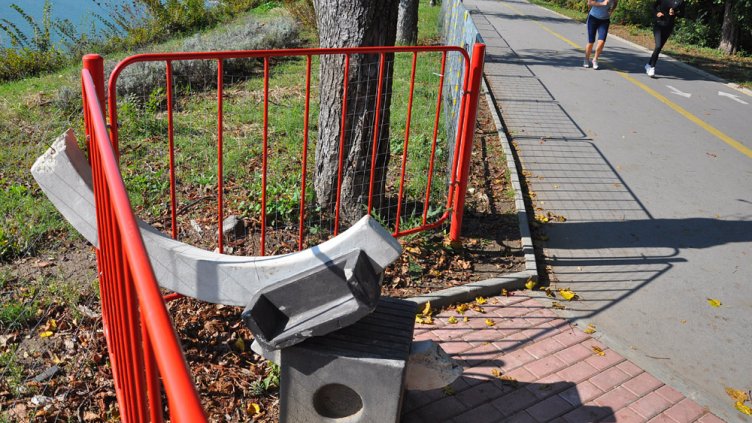 Вандали пак потрошиха Алеята на спортната слава (СНИМКИ)