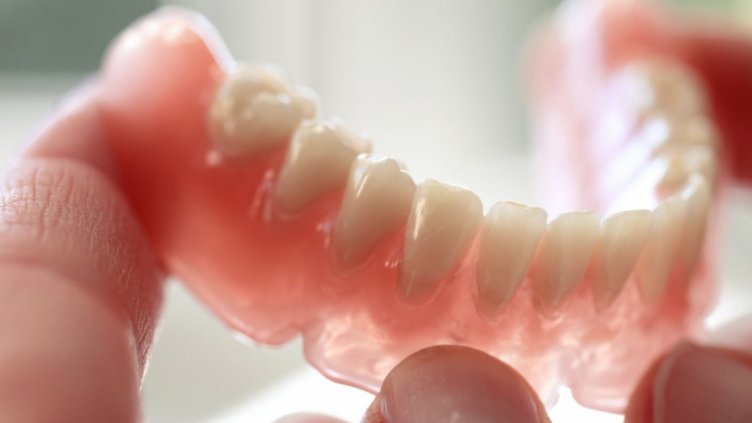 Зъбните протези на младите пенсионери вече с намаление