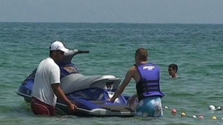 Джетове фучат близо до къпещи се. Акостират до хавлиите на хората!?