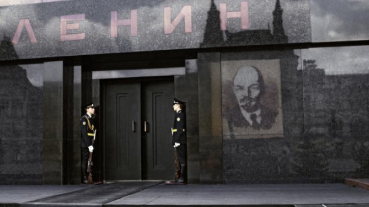 Преобличат Ленин в нов костюм