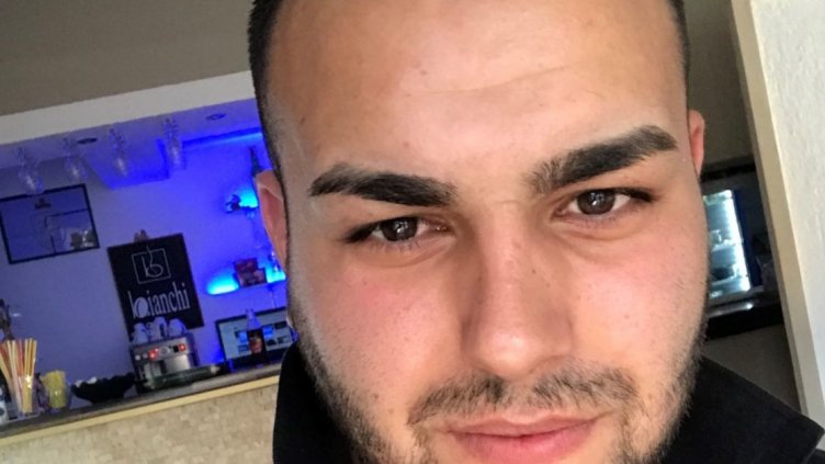 Късметлия, един от онези 10%, оживял след интубацията. Той е Гюхан, на 23 г.