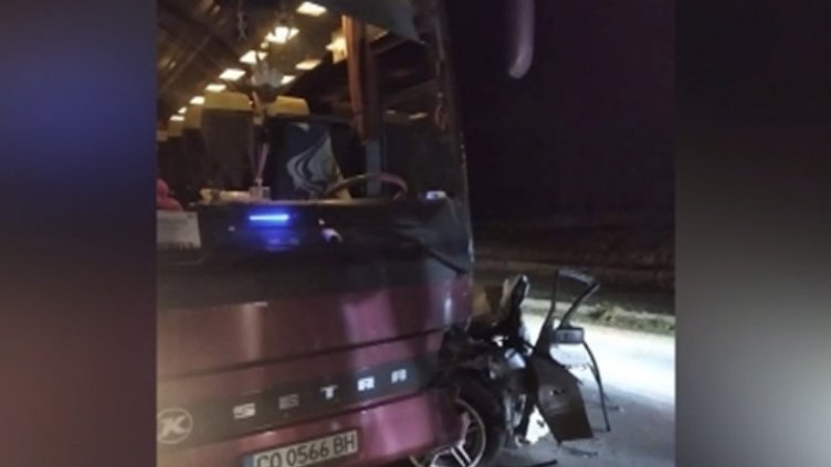 Чудо: "Ауди" влезе под автобус с работници и четиримата в колата оцеляха (СНИМКИ)