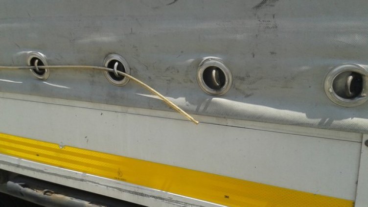 Откриха мигранти в кухината за резервната гума на български ТИР  