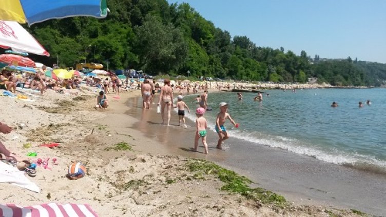 Варненци и туристи напълниха градските плажове (СНИМКИ)