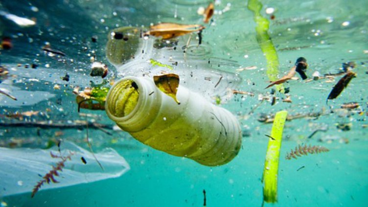 Великобритания иска да пребори замърсяването с по-високи такси за пластмасата