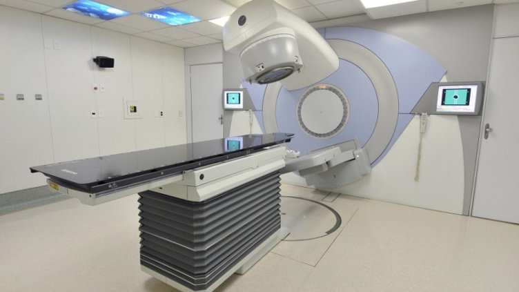 В Онкоболницата във Варна започнаха изпитанията на линейния ускорител