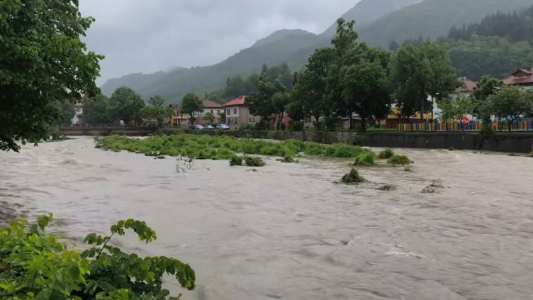 Реки преливат заради дъждовете