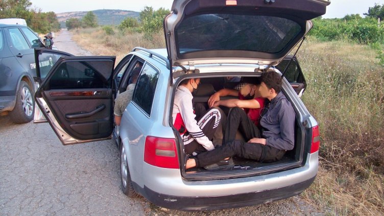 "Ауди" опита да избяга от полицията, натъпкано с 9 бежанци