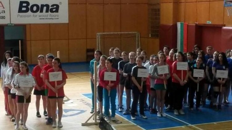 Варненци играят за ученически титли по бадминтон