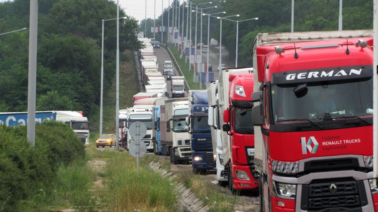 Шофьори се стискат – опашки се вият! Пълна мизерия на Дунав мост