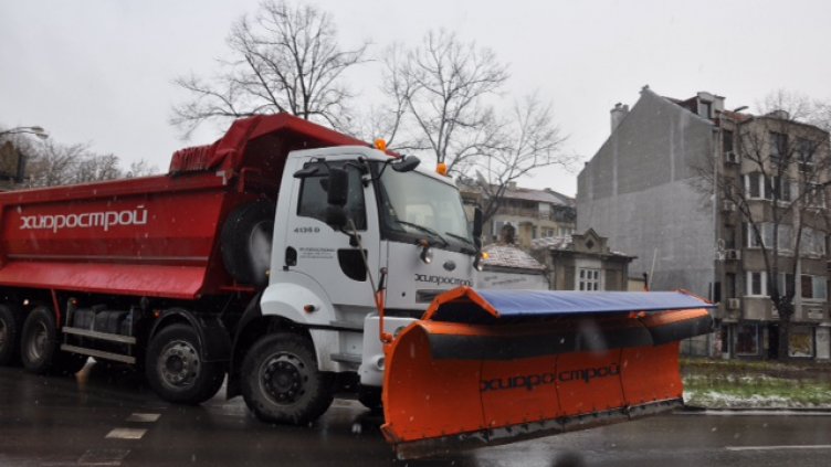 Снегопочистващите камиони във Варна са готови