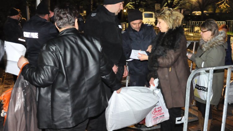 В чувалите с бюлетините е вотът на варненци, които избраха своите депутати в неделя. Снимка Пламен Гутинов