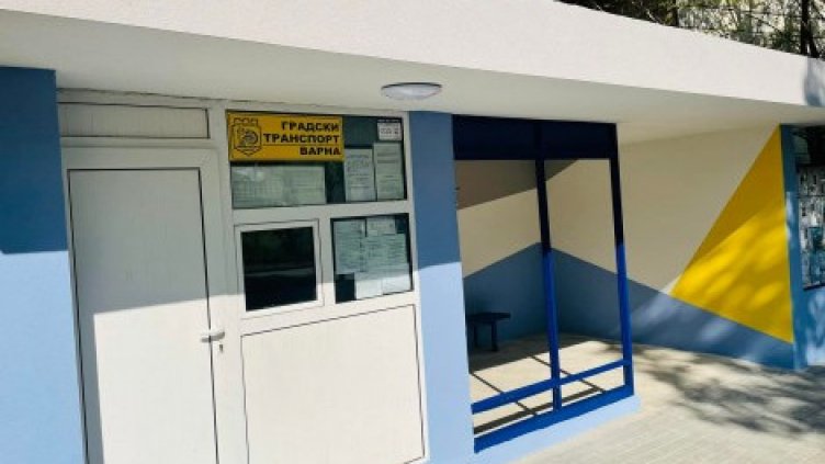 Похвално: Варненски кмет ремонтира спирка с приятели